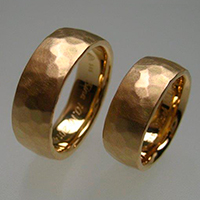 Trauringe 585 warmer Goldton, weiche Form, Hammerschlag