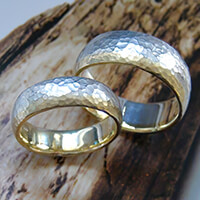 Trauringe, Weißgold, mit schmaler Kante aus Gelbgold, gearbeitet aus den
alten Trauringen