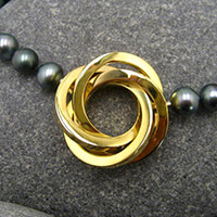 Wechselschließe aus einer goldenen Brosche